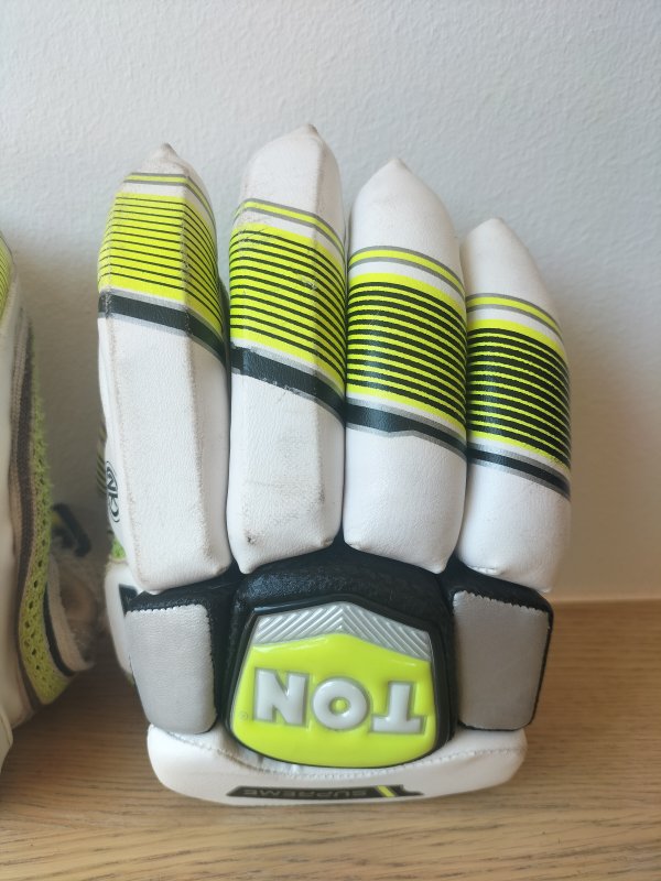 Ton Supreme Cricket Gloves - Right Hand
